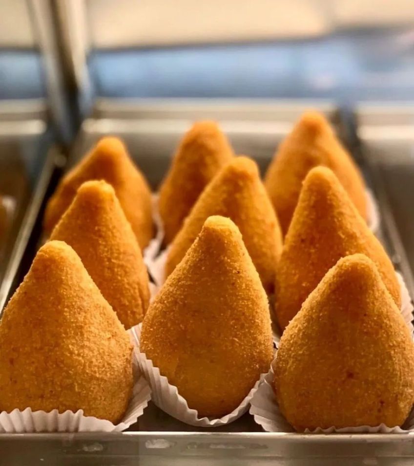 Rotisserie Bologna oferece suas delícias 24h, incluindo as famosas coxinhas / Divulgação