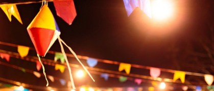 Bandeirinhas de festa junina penduradas