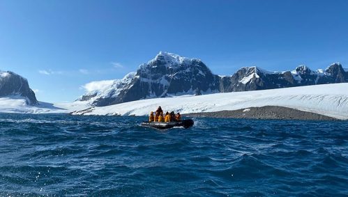 Cruzeiro de Zodiac é a base das explorações na Antártica