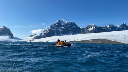 Cruzeiro de Zodiac é a base das explorações na Antártica