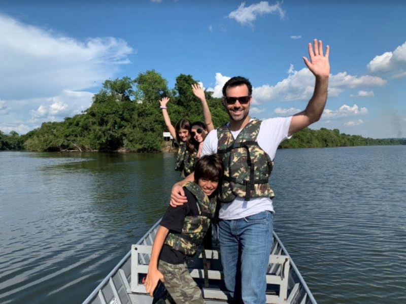 Carol Celico e sua família explorando a Amazônia