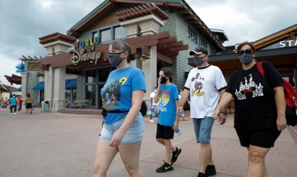 Após acordo sobre testagens, atores dos parques da Disney vão voltar ao trabalho