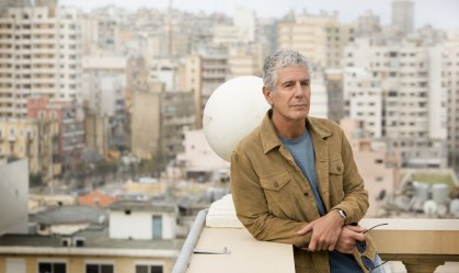 De miolos de porco a castor: os momentos mais destemidos de Anthony Bourdain