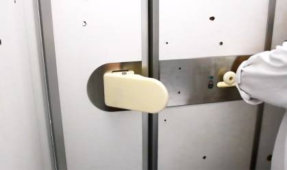 Empresa aérea japonesa testa banheiros com portas que abrem sem as mãos