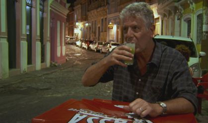 Na Bahia, Anthony Bourdain tomou caipirinha e comeu moqueca de peixe venenoso