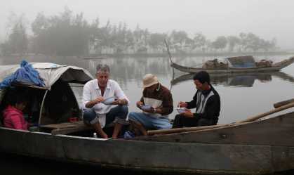 Bourdain entre os cheiros e sabores de um de seus lugares favoritos, o Vietnã