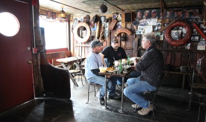 Anthony Bourdain prova 'as melhores ostras do mundo' em Massachusetts