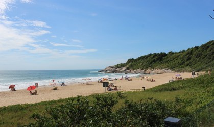 Menos movimentadas, praias de nudismo favorecem distanciamento; veja quais são