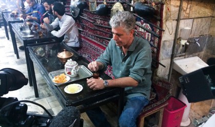 Anthony Bourdain visita o Irã e mostra que lá a mesa é farta