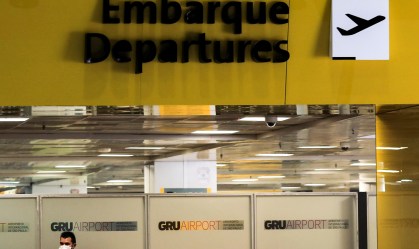 Brasileiros com voos para os EUA devem entrar em contato com companhias aéreas