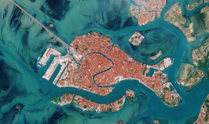 Imagens aéreas mostram como a COVID-19 mudou os icônicos canais de Veneza