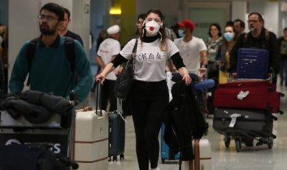 Coronavírus faz turista levar álcool em gel e máscara em Aeroporto de Guarulhos