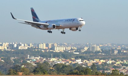 Busca por passagem aérea no Brasil atinge mínima histórica no Google