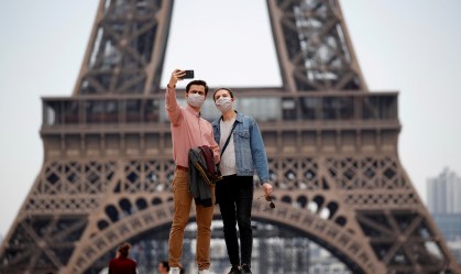 Torre Eiffel reabre para visitantes depois de ficar três meses fechada