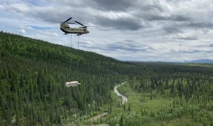 Isca mortal para turistas, ônibus de 'Na Natureza Selvagem' é removido no Alasca