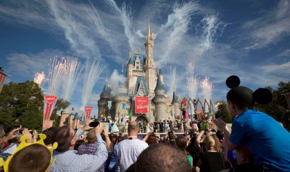 Disney é pressionada a adiar reabertura de parques na Flórida