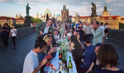 Praga comemora fim do isolamento com jantar em mesa de 500 metros