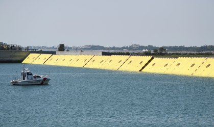 Veneza segura a maré pela primeira vez em 1.200 anos