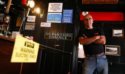 Cerveja com choque: pub inglês instala cerca elétrica para manter distanciamento