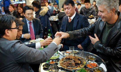Bourdain desembarca na ‘psicodélica’ Coreia e mostra uma gastronomia exótica