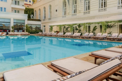 Área da piscina do Belmond Copacabana Palace (Foto: divulgação)