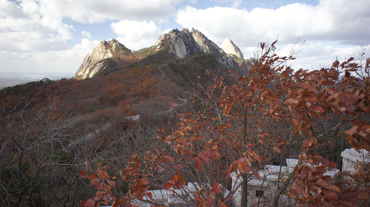 Bukhansan é uma montanha localizada ao norte de Seul, na divisa com a província de Gyeonggi, na Coreia do Sul / wikimedia commons