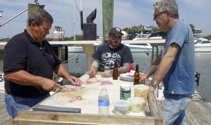 Anthony Bourdain desvenda os sabores e saberes da gastronomia de Charleston, nos EUA
