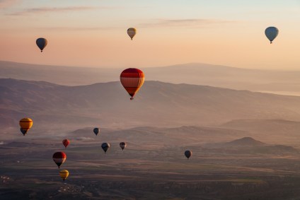 Foto de balões sobrevoando a região da Capadócia, na Turquia