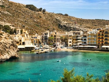 Foto da pequena vila de Xlendi, em Malta
