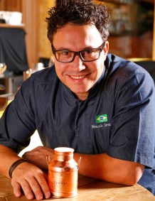 Foto do bartender Marcelo Serrano junto do drink Venuto
