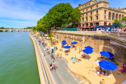 Foto de praia artificial em Paris durante o verão ao lado do Rio Sena