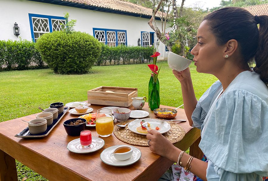 daniela-tomando-cafe