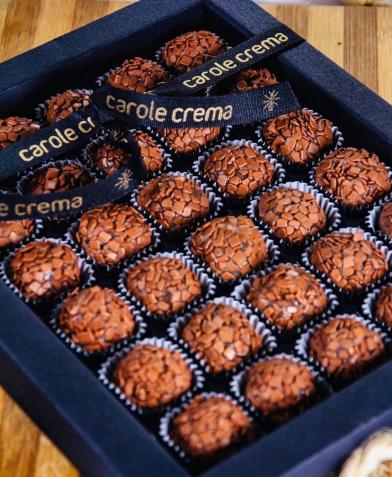 Caixa com 30 brigadeiros tradicionais da confeiteira Carole Crema • Reprodução Instagram