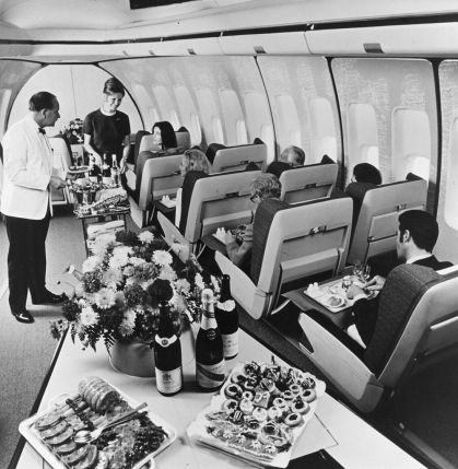Foto em preto e branco da primeira classe em um avião modelo 747