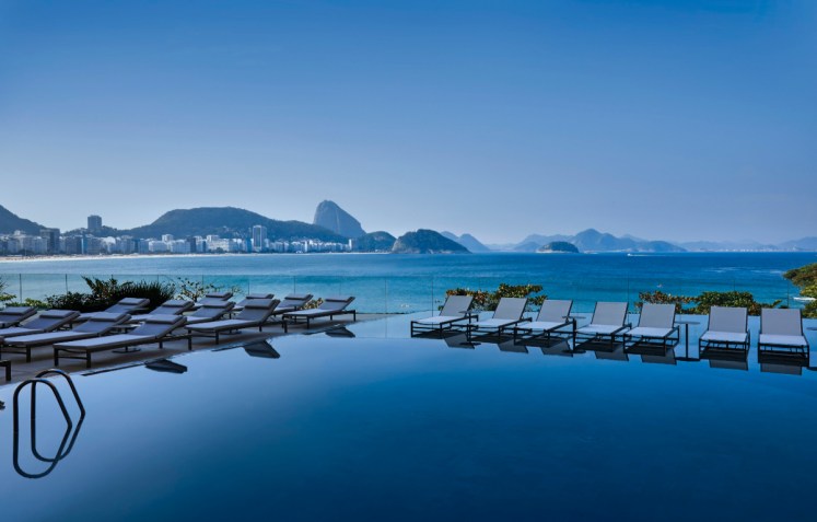 Piscina de borda infinita do Fairmont com vista para a Praia de Copacabana / Divulgação