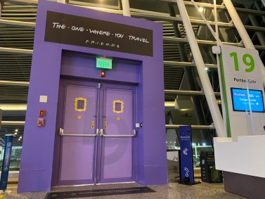 Porta de Friends no Aeroporto de Brasília