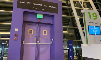 Aeroporto de Brasília transforma portão de embarque em homenagem a Friends