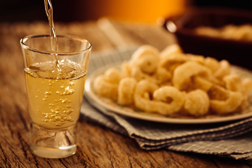 Genuinamente brasileira, cachaça é um dos destilados mais consumidos no país • Getty Images