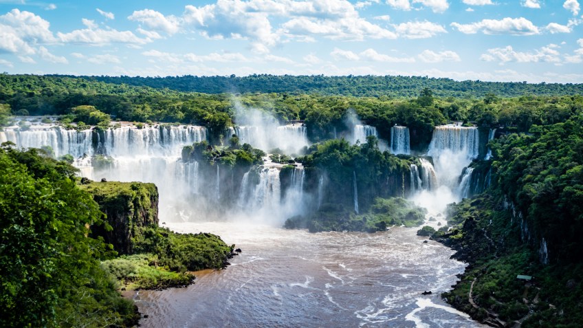 Foz do Iguaçu é conhecida mundialmente por suas cataratas. Um destino focado em natureza e aventura / Getty Images