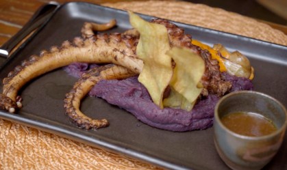 Aprenda a fazer o Polvo com purê de batata doce roxa da chef Ana Bueno