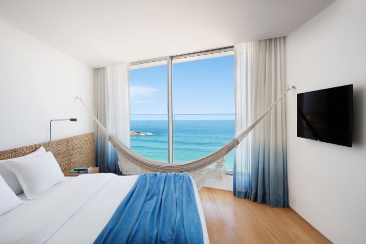 Quartos do hotel Arpoador apostam em materiais leves e decoração clean / Divulgação