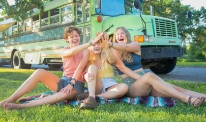 Três jovens descobrem que eram traídas pelo mesmo homem, viram amigas e viajam juntas