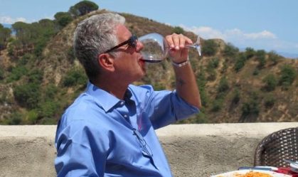 Bourdain mergulha no mar e nos sabores da Sicília