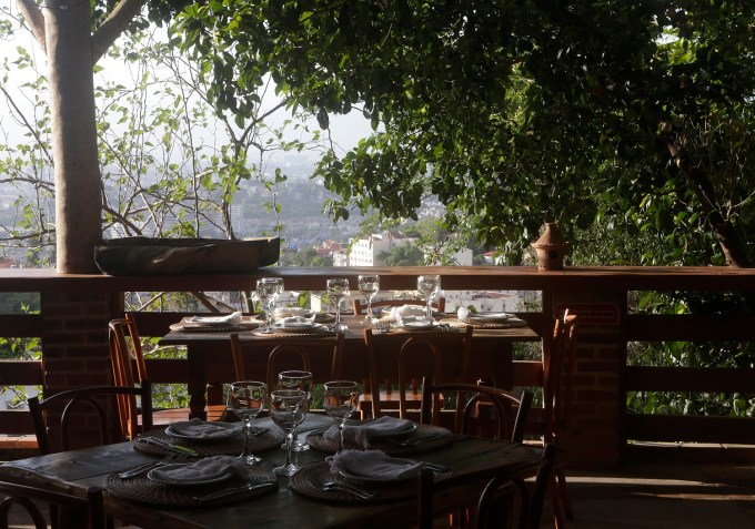 Um dos mais tradicionais restaurantes do Rio, Aprazível está localizado no bairro de Santa Teresa, com uma lista vista para o Rio de Janeiro • Rodrigo Sampaio