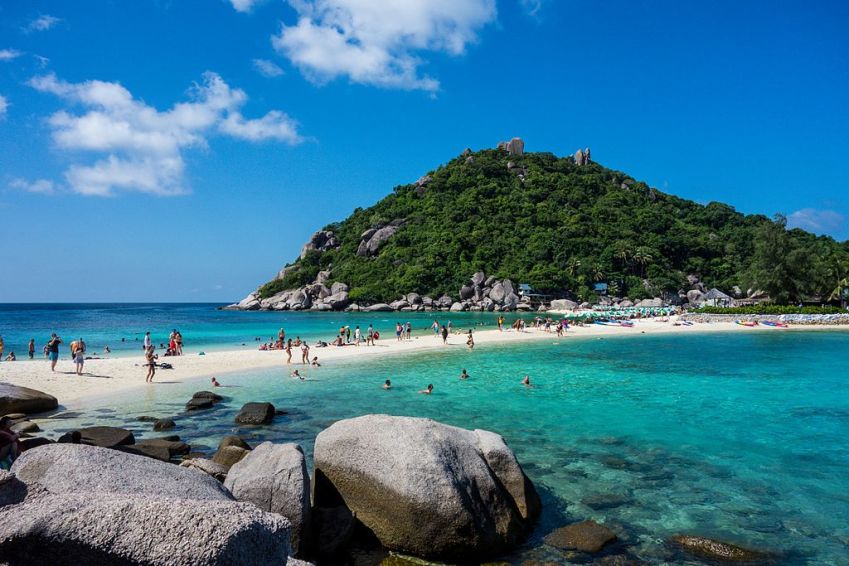 Praia em Koh Tao, uma das Ilhas mais populares atualmente da Tailândia / Wikimedia commons