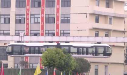 "Trem-panda" de vidro inaugura na China