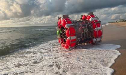 Plano de aventureiro de “caminhar” sobre as águas até Nova York em uma bolha termina em praia da Flórida