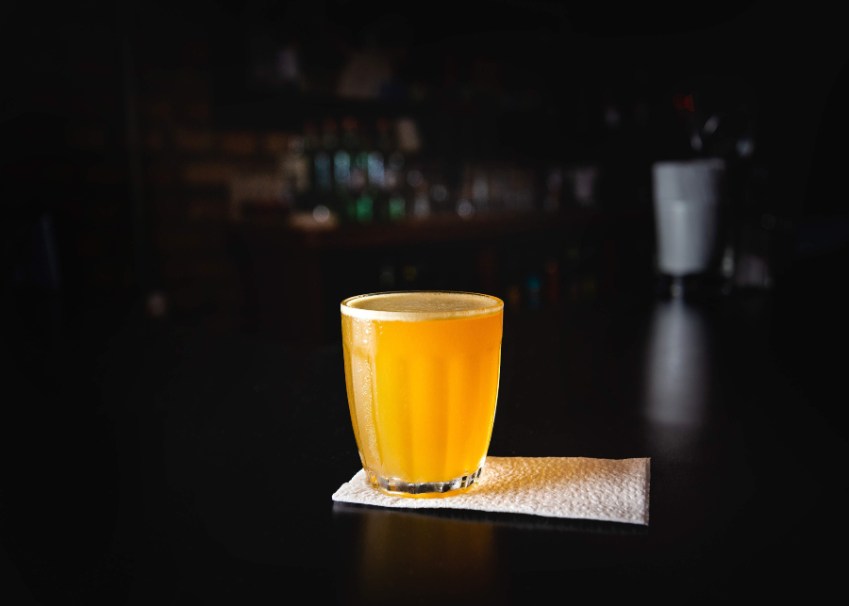 Drinque Macunaíma, um clássico do Boca de Ouro, leva cachaça, limão e Fernet / Pablo Lobo