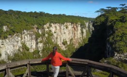 Daniela Filomeno em mirante em Cambará do Sul