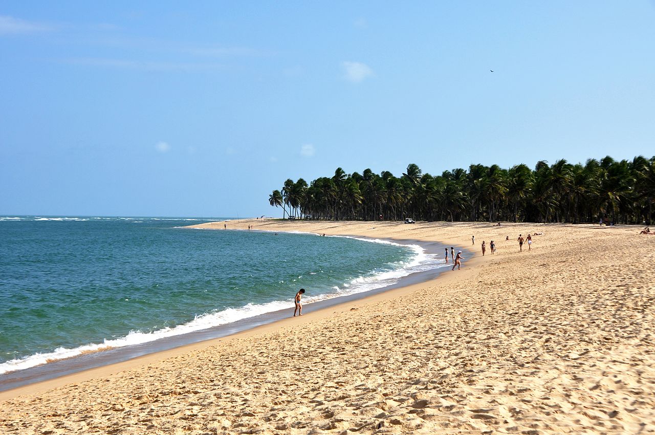 Praia do Gunga, nos arredores de Maceió, agrada turistas pela beleza natural • Wikimedia Commons